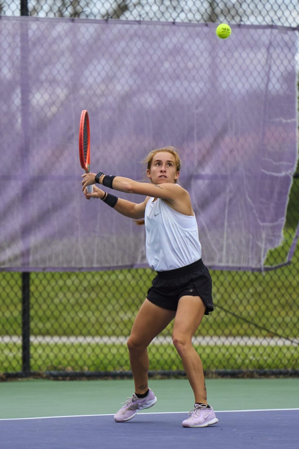Sandra Alonso preparing a two-handed backhand