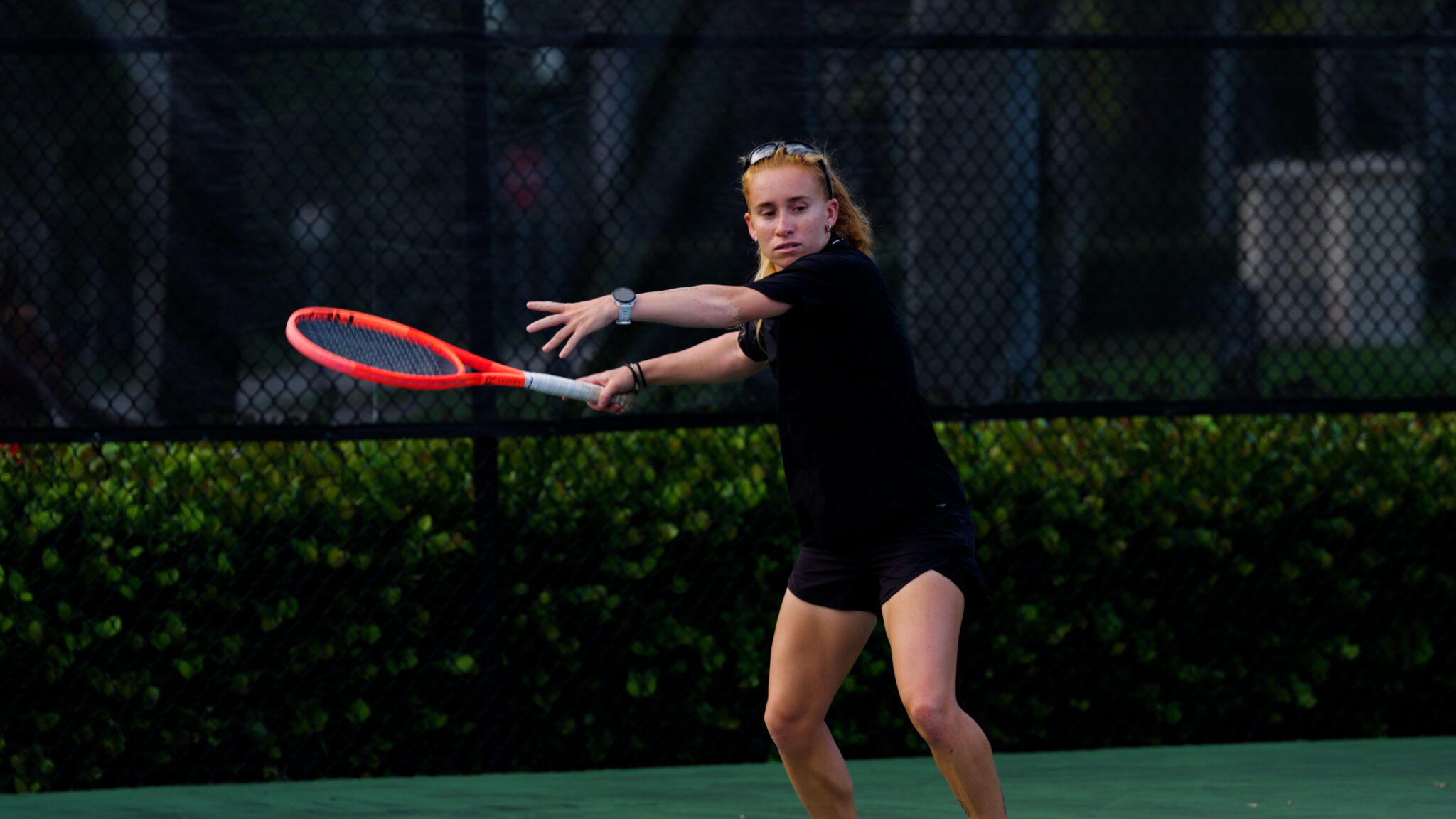 Sandra Alonso hitting a forehand